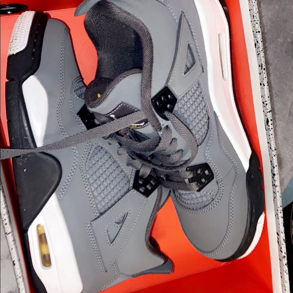 Jordan 4 Grey retro